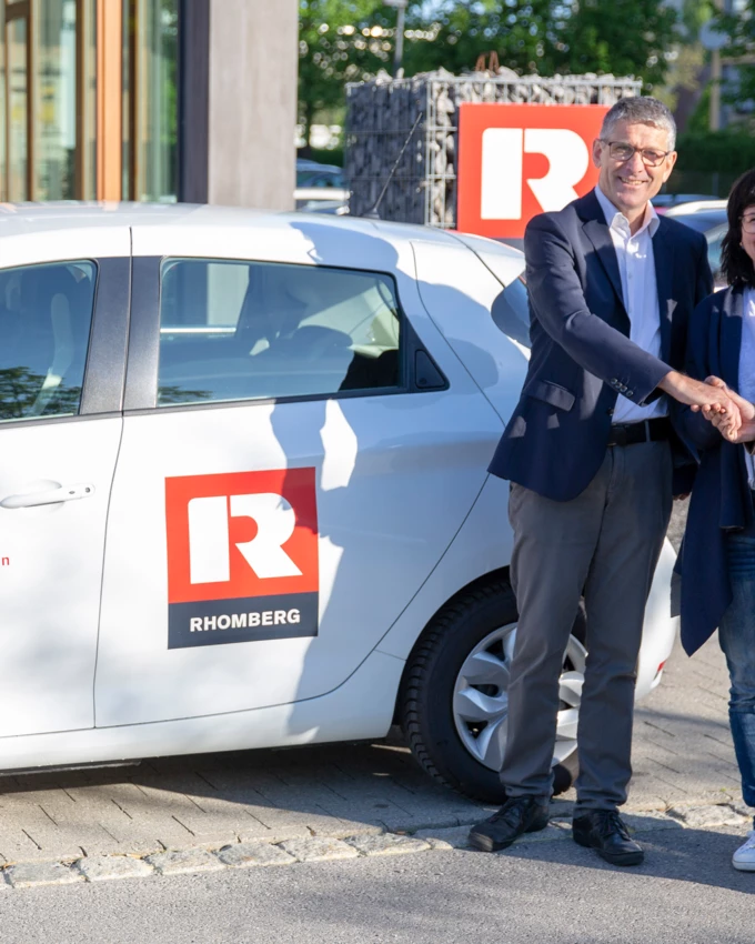 Ein sonniger Tag für (v.l.n.r.:) Martin Summer (GF Rhomberg), Marion Steiner (Leiterin MOHI) und Herbert Vonmetz (Obmann-Stv. Bregenzer Krankenpflegeverein) Ein sonniger Tag für (v.l.n.r.:) Martin Summer (GF Rhomberg), Marion Steiner (Leiterin MOHI) und Herbert Vonmetz (Obmann-Stv. Bregenzer Krankenpflegeverein)